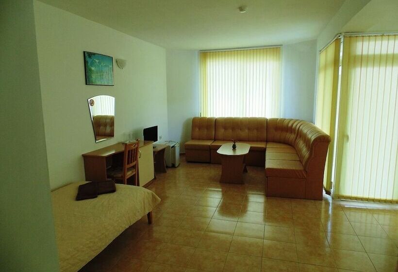 豪华三人间, Crystal