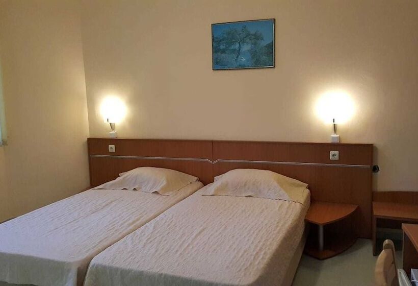 带城市景观的标准工作室, Crystal