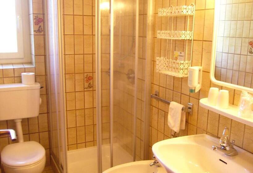 标准三人间, Gasthof Wastl