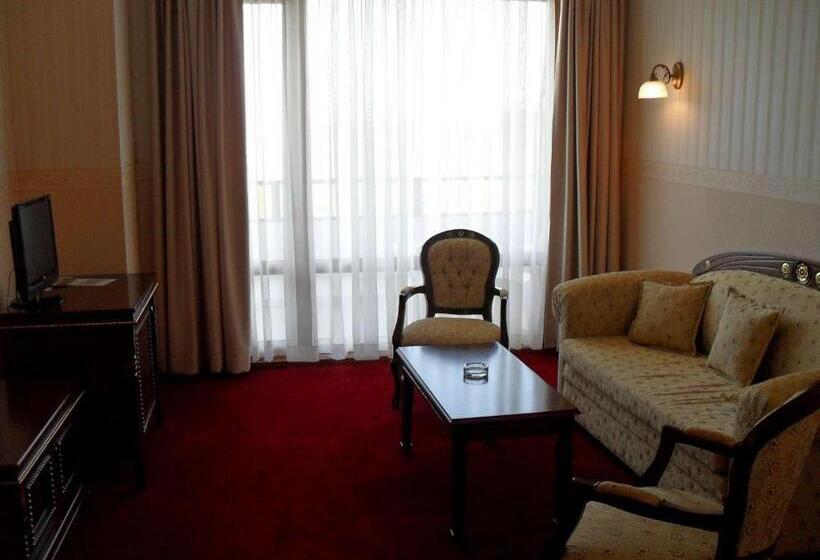 דירה בת חדר שינה 1 עם מרפסת, Hanat