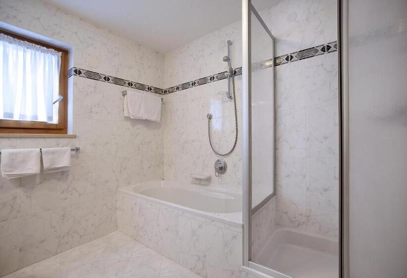 جناح جونيور, Italia