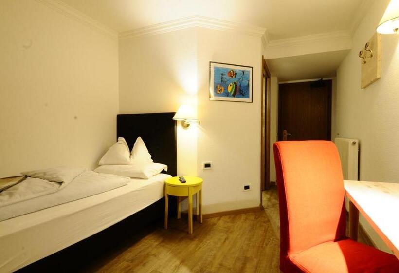 غرفة قياسية فردية, Italia