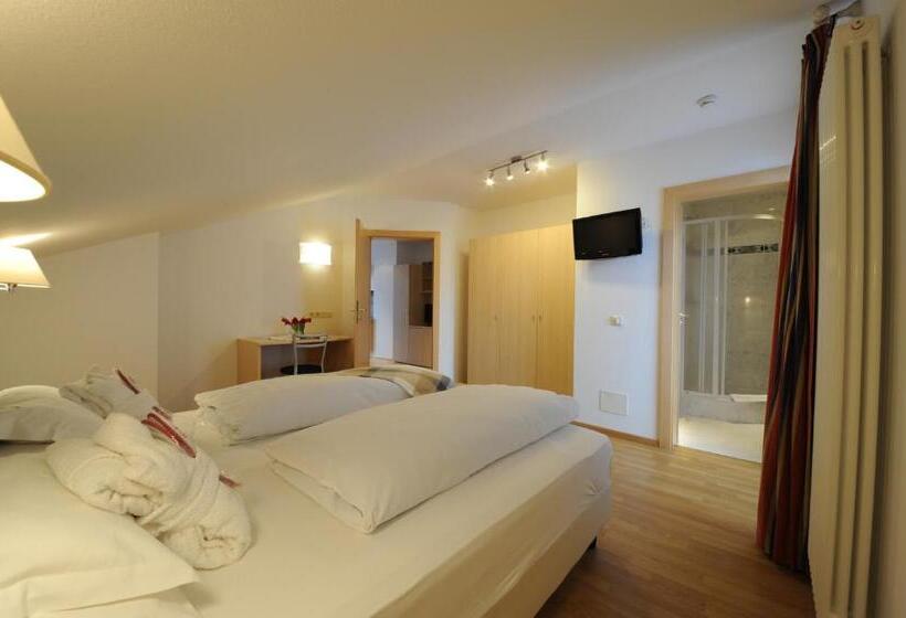 جناح جونيور, Italia