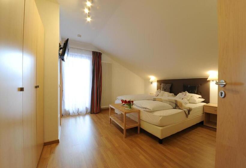 جناح جونيور, Italia