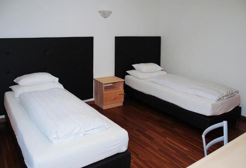 جناح جونيور ديلوكس, Italia