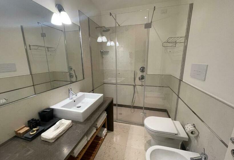 اتاق سوپریور با چشم‌انداز جانبی دریا, Ril