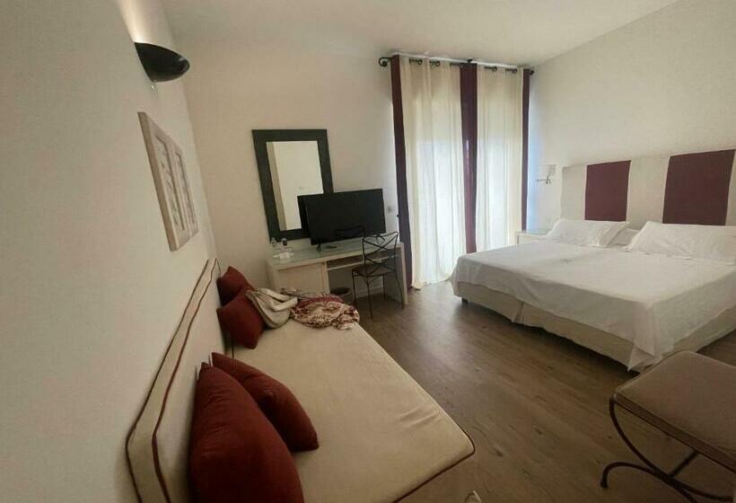 اتاق سوپریور با چشم‌انداز جانبی دریا, Ril