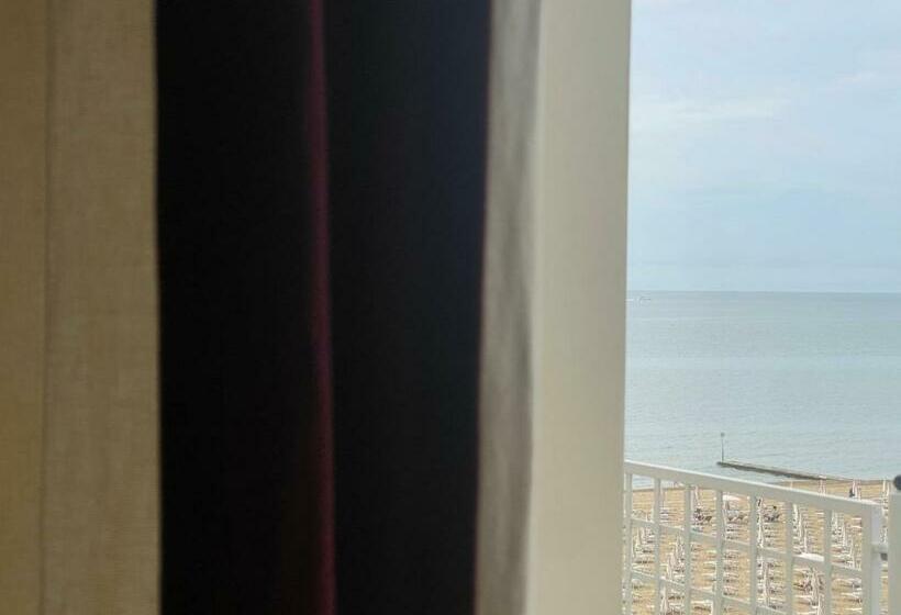 اتاق سوپریور با چشم‌انداز جانبی دریا, Ril