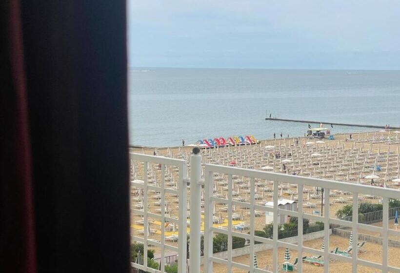 اتاق سوپریور با چشم‌انداز جانبی دریا, Ril