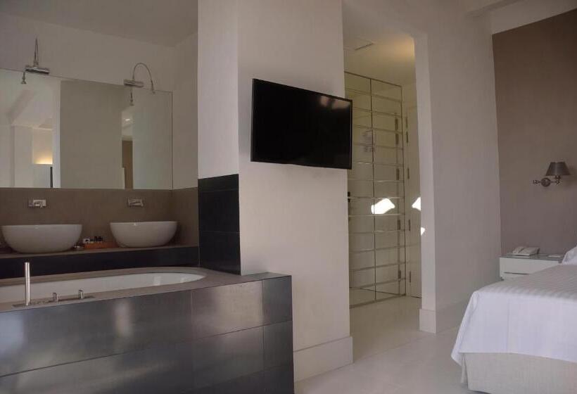 اتاق لوکس با چشم‌انداز دریا, Ril