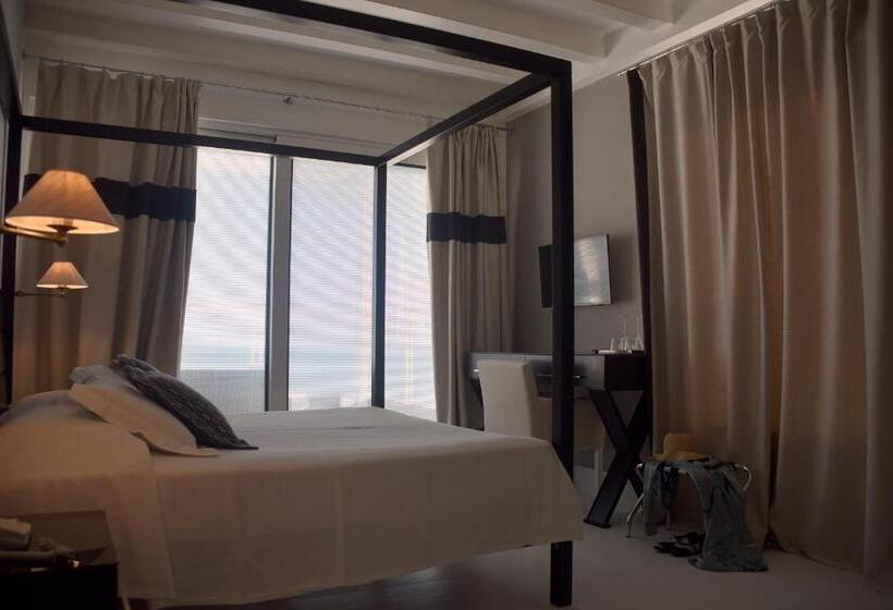 اتاق لوکس با چشم‌انداز دریا, Ril