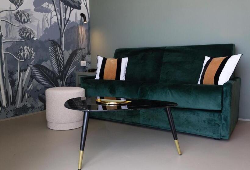 سوییت جونیور با چشم‌انداز استخر, Ril