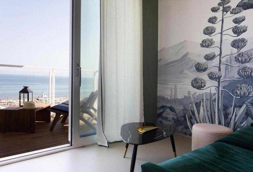 سوییت جونیور با چشم‌انداز استخر, Ril