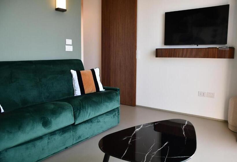 سوییت جونیور با چشم‌انداز استخر, Ril