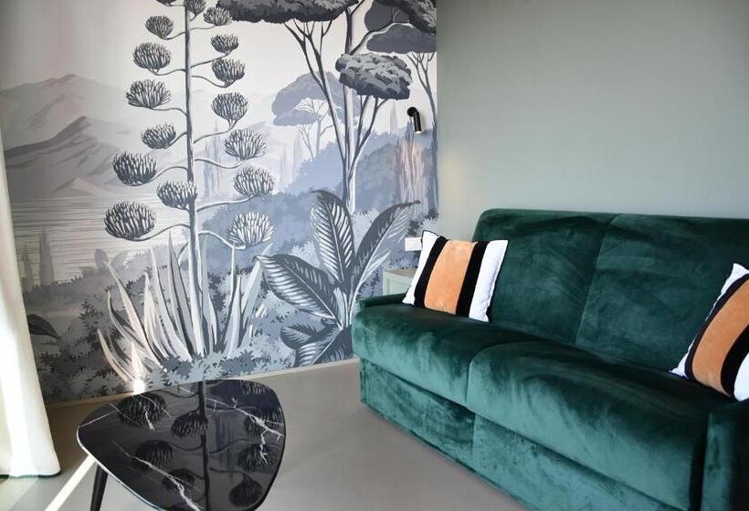 سوییت جونیور با چشم‌انداز استخر, Ril