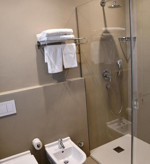 سوییت جونیور با چشم‌انداز استخر, Ril