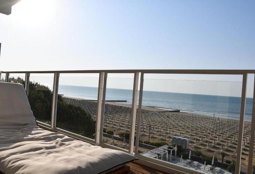 سوییت جونیور با چشم‌انداز استخر, Ril