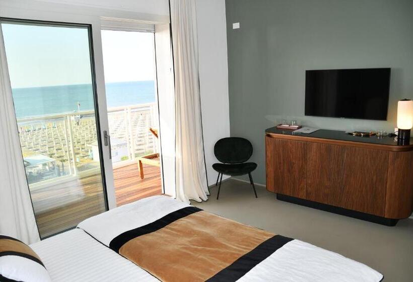 سوییت جونیور با چشم‌انداز استخر, Ril