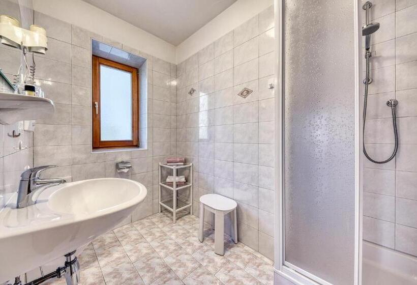 Номер Economy, Stefanie