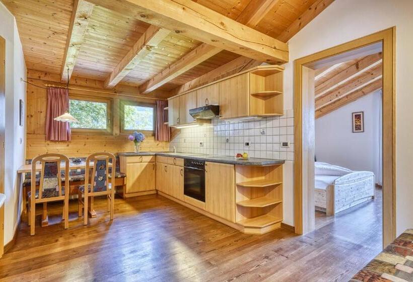 Номер Deluxe, Stefanie