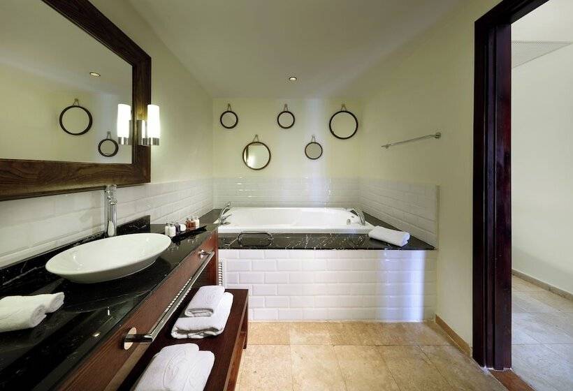 سوییت جونیور, The Signature Level At Grand Palladium Lady Hamilton Resort & Spa  All Inclusive