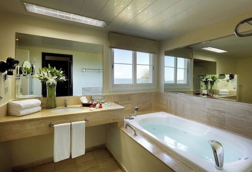 سوییت, The Signature Level At Grand Palladium Lady Hamilton Resort & Spa  All Inclusive