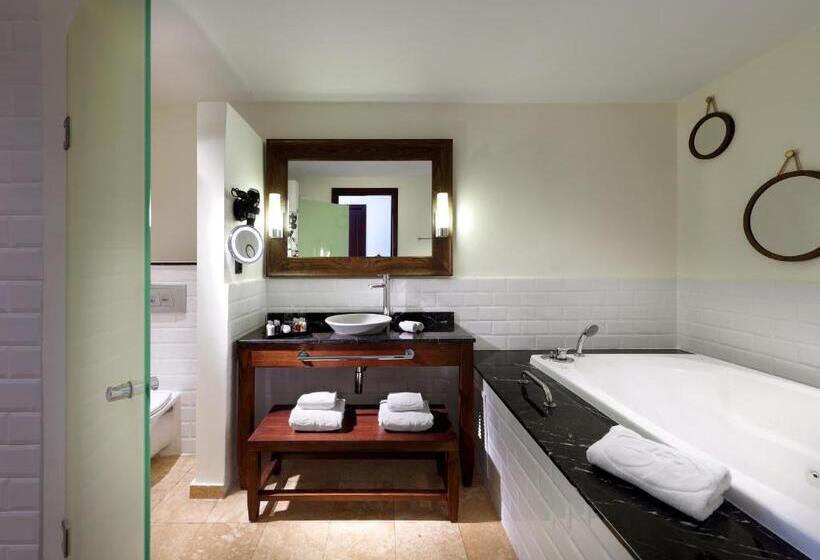 سوییت جونیور, The Signature Level At Grand Palladium Lady Hamilton Resort & Spa  All Inclusive