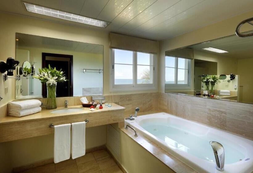 سوییت, The Signature Level At Grand Palladium Lady Hamilton Resort & Spa  All Inclusive