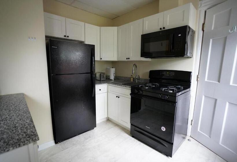2 Bedroom Family Apartment with Views, The Underwood Hale House