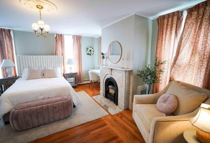 דירת חדר משפחתית, The Underwood Hale House