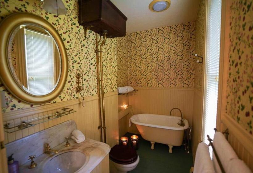 דירת חדר משפחתית, The Underwood Hale House