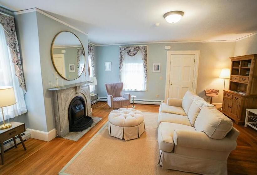 דירת חדר משפחתית, The Underwood Hale House