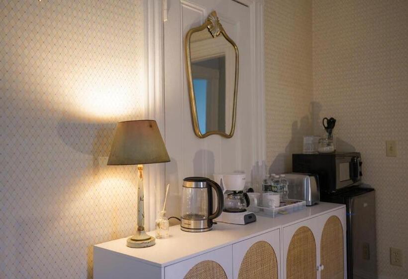 חדר דלוקס, The Underwood Hale House