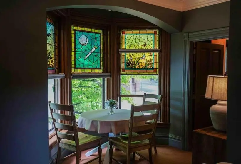 آپارتمان خانوادگی 2 خوابه, The Underwood Hale House