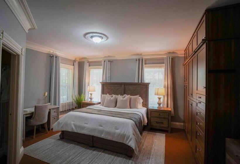 דירה משפחתית 2 חדרי שינה, The Underwood Hale House