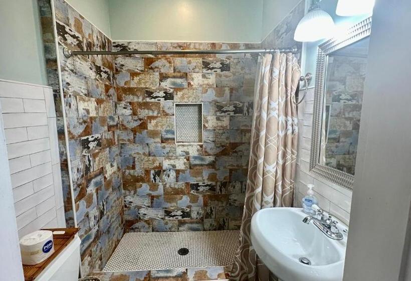 غرفة قياسية, Madame Isabelle's House