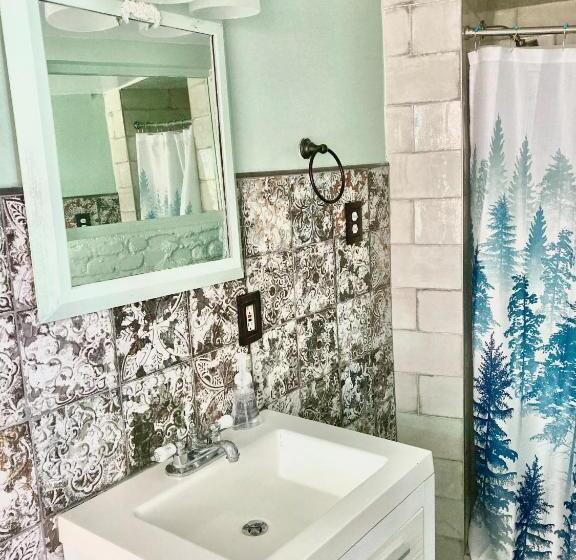 غرفة قياسية ثلاثية, Madame Isabelle's House