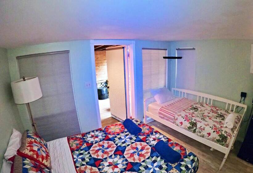 غرفة قياسية ثلاثية, Madame Isabelle's House