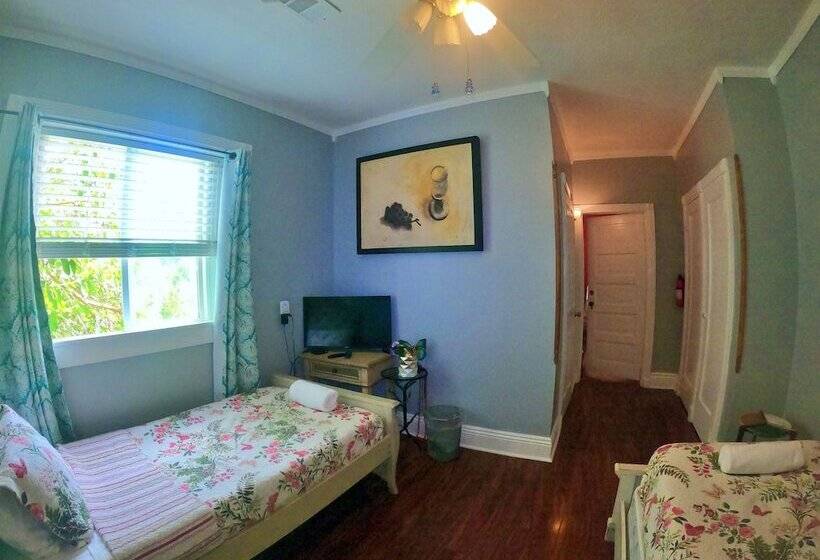 غرفة قياسية, Madame Isabelle's House