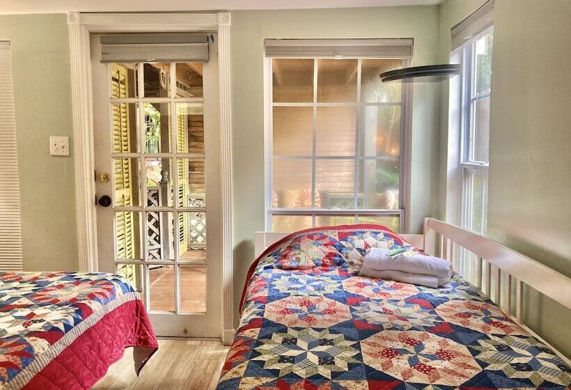 غرفة قياسية, Madame Isabelle's House