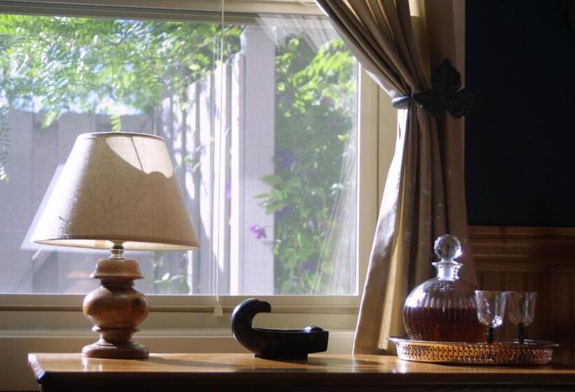 חדר סטנדרט פנימי, Arden Forest Inn