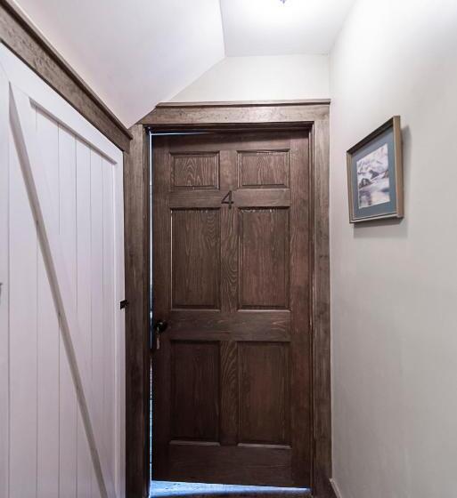 스위트, Light Horse Inn