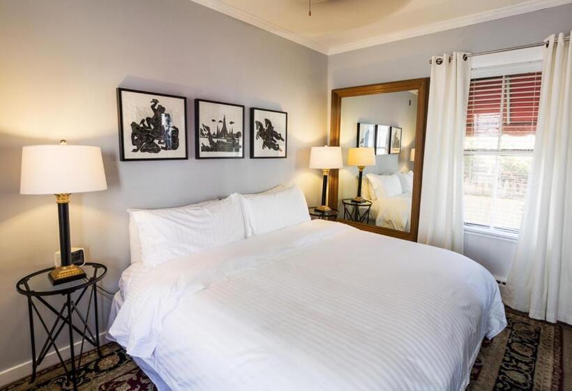 스탠다드 룸 킹사이즈 침대, Queen Vic Guest House