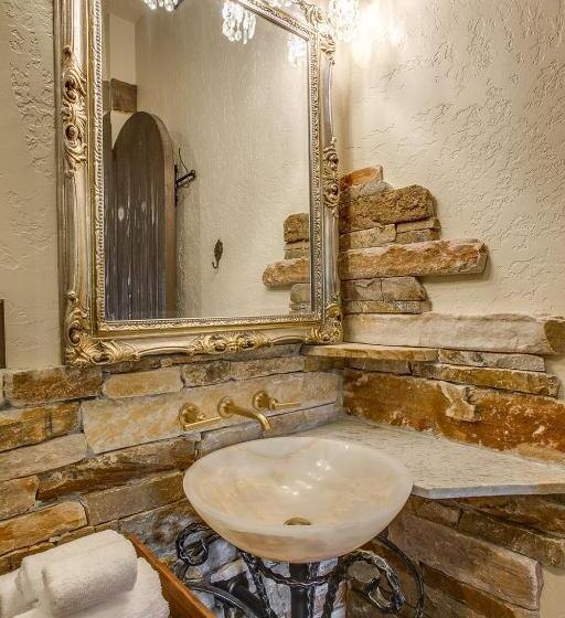 스위트, Storybook Riverside Inn