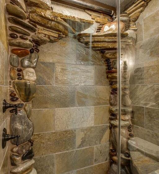 스위트, Storybook Riverside Inn