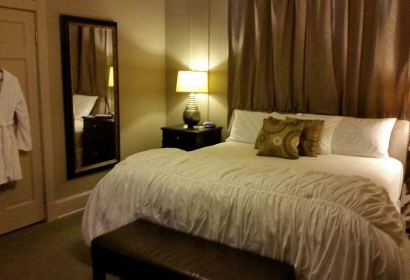 جناح سرير كينج, The Loft On The Square