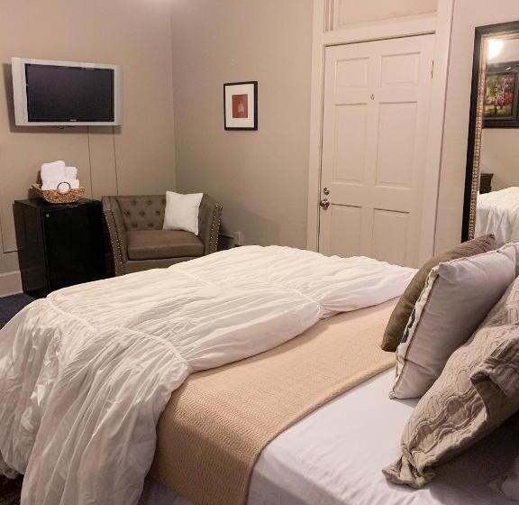 جناح سرير كينج, The Loft On The Square