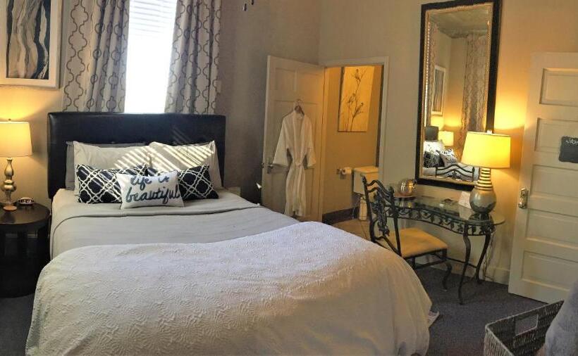 جناح, The Loft On The Square