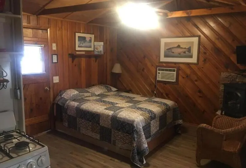 Standard-studio, Rainbows End Fishing Resort