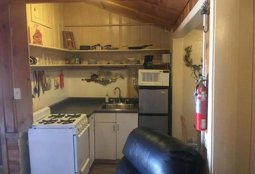 Standard-studio, Rainbows End Fishing Resort